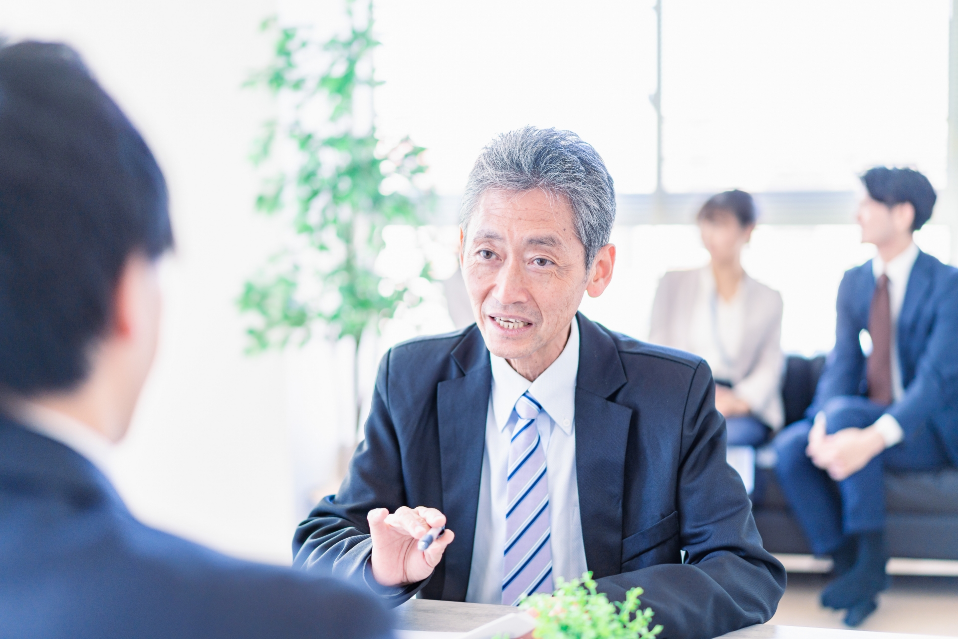 スーツの男性