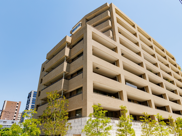 親から相続したマンションが売れない理由は？相続放棄や売却対策などを解説